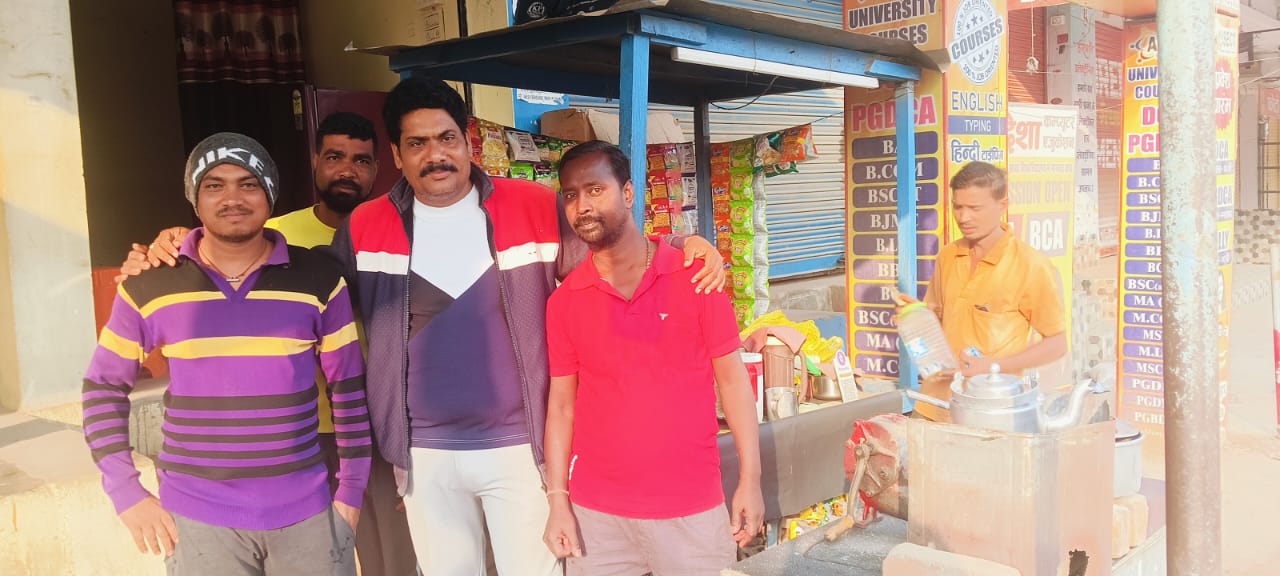 Congress Candidate Gendalal Sinha Engages in 'Chai Pe Charcha,' Seeking Votes in His Favor"