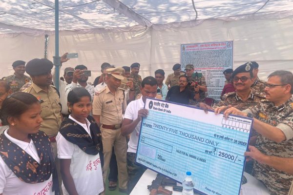 छत्तीसगढ़ में नक्सलवाद को करारा झटका: शासन की आत्मसमर्पण नीति के तहत तीन नक्सलियों ने किया सरेंडर
