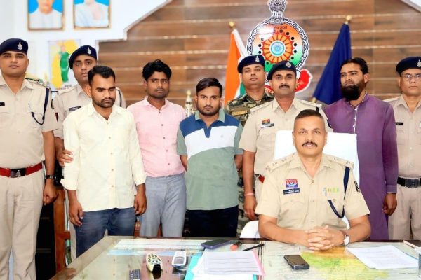 कबीरधाम पुलिस की बड़ी कार्रवाई: फर्जी पत्रकारों का गिरोह गिरफ्तार, ब्लैकमेलिंग कर वसूले हजारों रुपये