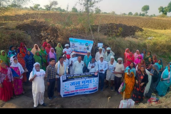 Earth Day : विश्व पृथ्वी दिवस पर श्रमदान कर पेड़ लगाने के लिए शपथ दिलाई गई Earth Day