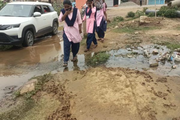 देवसर कॉलेज मार्ग पर बह रहा नाली का गंदा पानी बना मुसीबत, छात्र-छात्राएं और राहगीर बेहाल”