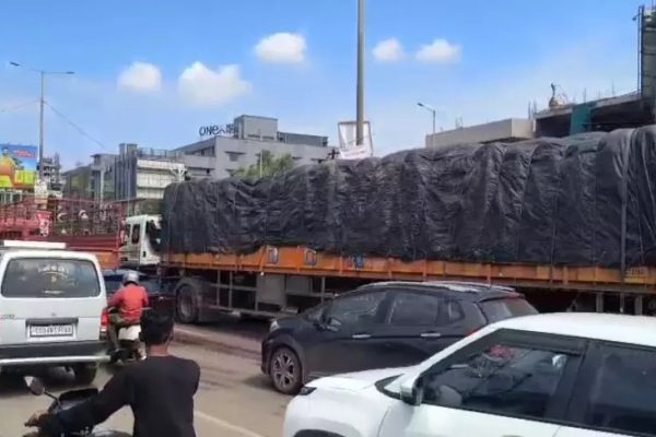 राजधानी में सड़क हादसा टला: तेलीबांधा चौक पर बाइक ट्रेलर में फंसी, तीन युवक बाल-बाल बचे