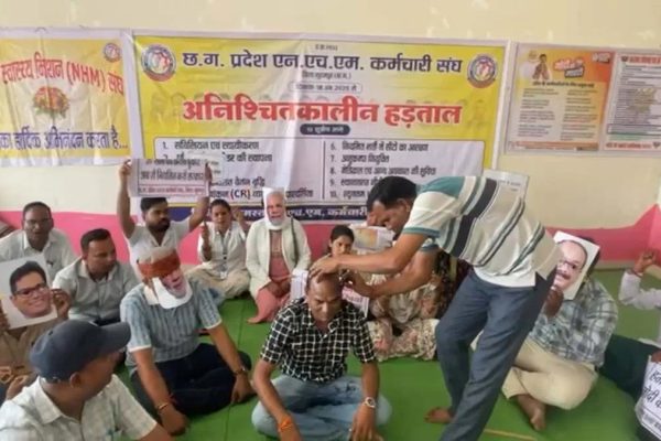 Chhattisgarh : NHM कर्मचारियों का आंदोलन 11वें दिन भी जारी, सिर मुंडवाकर जताया विरोध