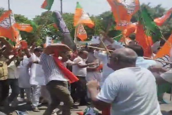 Congress-BJP कार्यकर्ताओं में भिड़ंत, लाठी-डंडों से हुई झड़प.. राहुल की रैली में PM Modi के अपमान पर पटना में घमासान