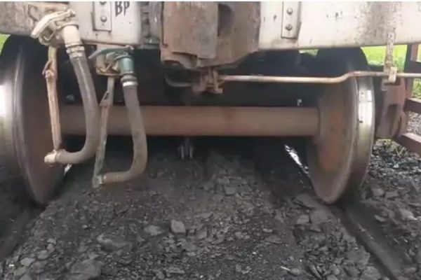 जांजगीर में मालगाड़ी डिरेल: मड़वा प्लांट की लाइन पर 9 वैगन पटरी से उतरे