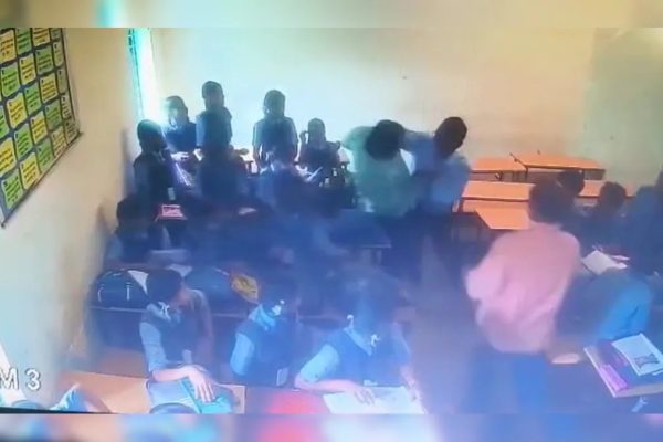 Fight in Government School: क्लासरूम में बवाल… दो शिक्षकों के बीच हुई जमकर मारपीट, लात-घूंसे चले